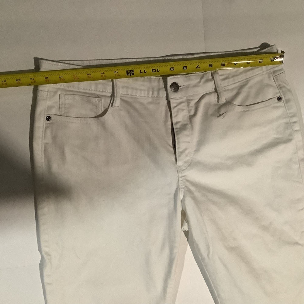 St. John's Bay Women's White Capri Pants - Slim Fit - Picture 3 of 7